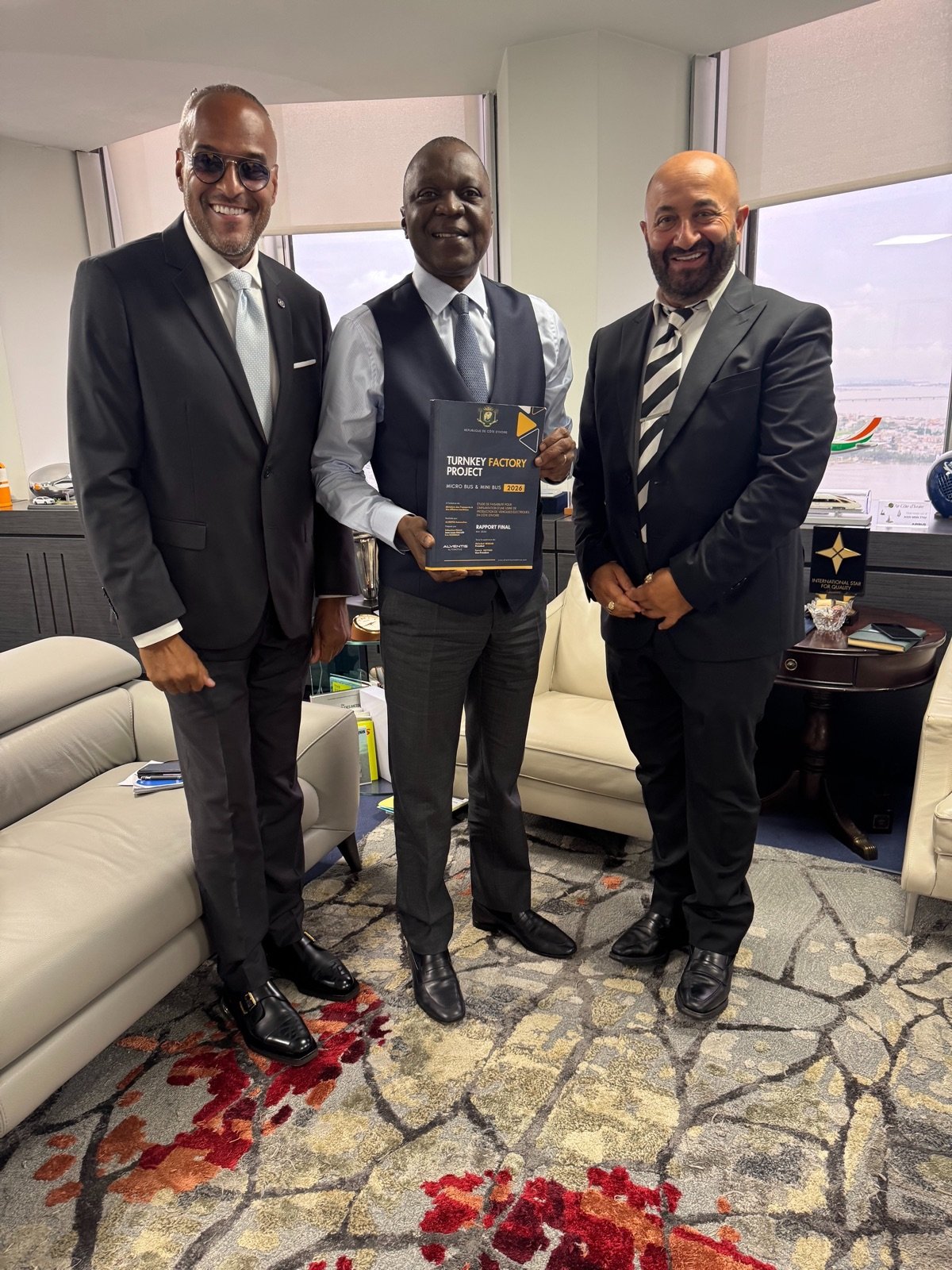 Remise du Rapport final de l'étude de faisabilité au Ministre des Transports de Côte d'Ivoire