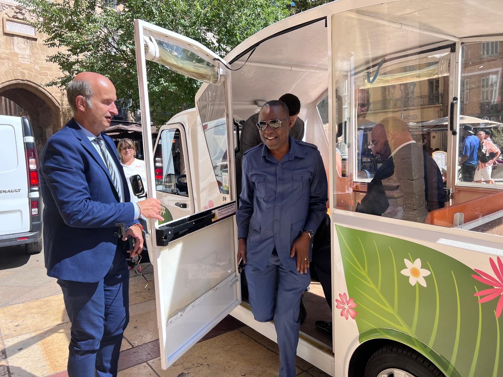 Le Ministre des Transports guidé par le premier adjoint à la Mairie d'Aix-en-Provence